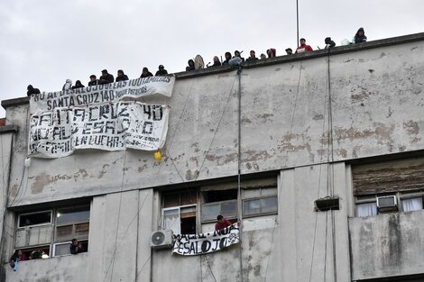 Casa Santa Cruz: las familias resistieron y consiguieron suspender el desalojo