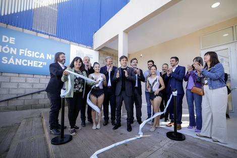 Araceli Jiménez junto a las autoridades provinciales en Almirante Brown. 