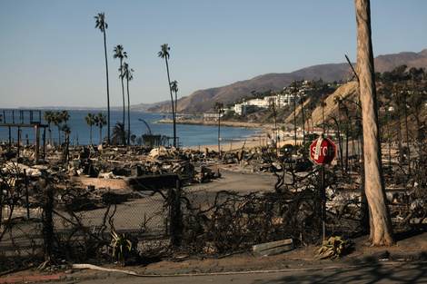 California enfrenta un nuevo incendio en plena alerta por fuertes vientos 