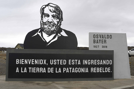Más negacionismo: a un día del 24 de marzo, el Gobierno demolió un monumento a Osvaldo Bayer