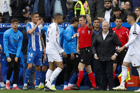 Real Madrid batió al Alavés, pero perdió a Mbappé por un planchazo tremendo