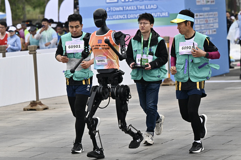 China celebró la primera media maratón de robots humanoides
