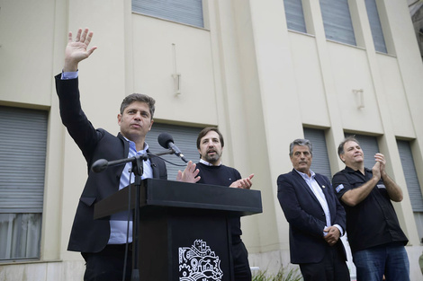 Kicillof junto a parte del gabinete y el intendente Jorge Etcheverry, en Lobos.  (Fuente: Prensa)