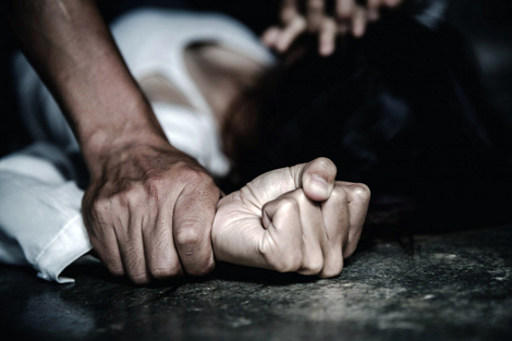 Condena a un hombre por violar a sus cinco hijas