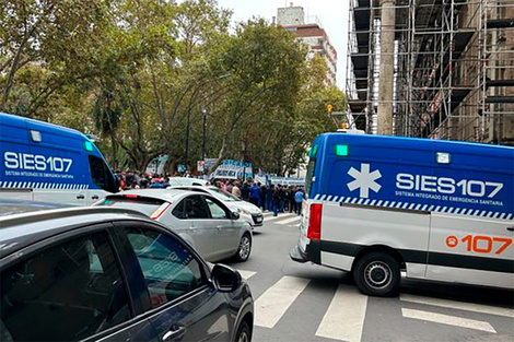 Sirenas rojas frente al palacio municipal  