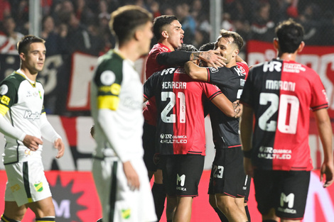 Newell's festeja el primer gol de la noche