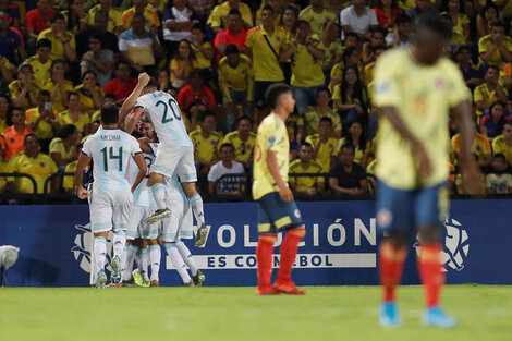 Los chicos argentinos festejan el primer gol de la noche.